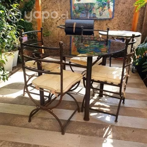 Hermoso comedor exterior de fierro y vidrio