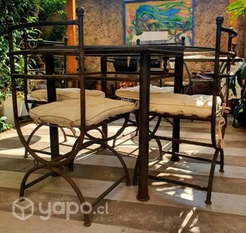 Hermoso comedor exterior de fierro y vidrio