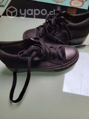 Buzo y sweter del liceo comercial y zapatos