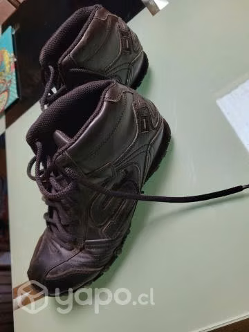 Buzo y sweter del liceo comercial y zapatos