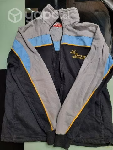 Buzo y sweter del liceo comercial y zapatos