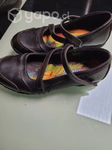 Buzo y sweter del liceo comercial y zapatos