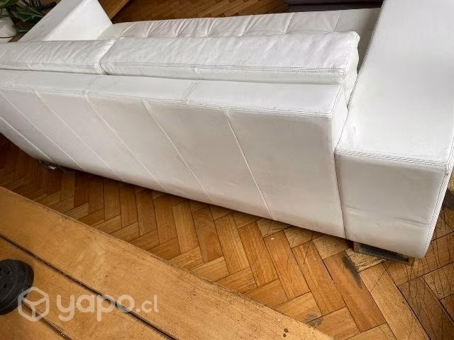 Sofá 3 cuerpos de cuero color blanco. Buen estado