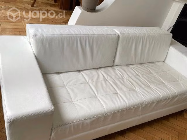 Sofá 3 cuerpos de cuero color blanco. Buen estado
