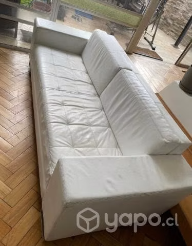 Sofá 3 cuerpos de cuero color blanco. Buen estado