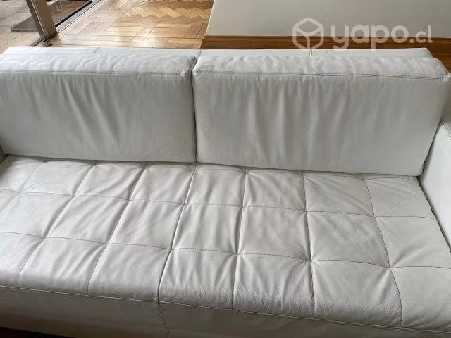 Sofá 3 cuerpos de cuero color blanco. Buen estado