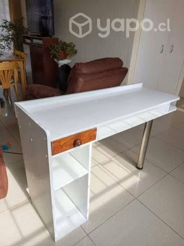 Escritorio Blanco con soporte metalico