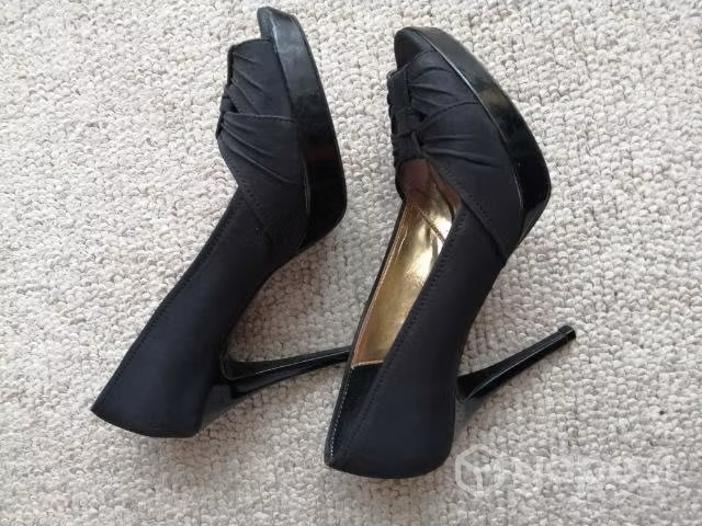 Zapatos negros, stiletos negros Zara