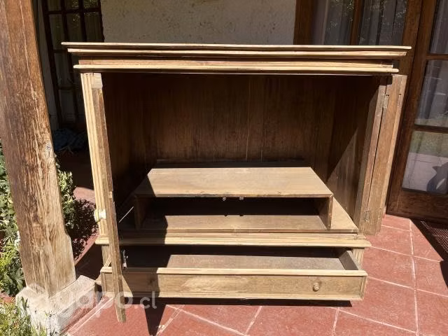 Mueble antiguo para guardar televisor