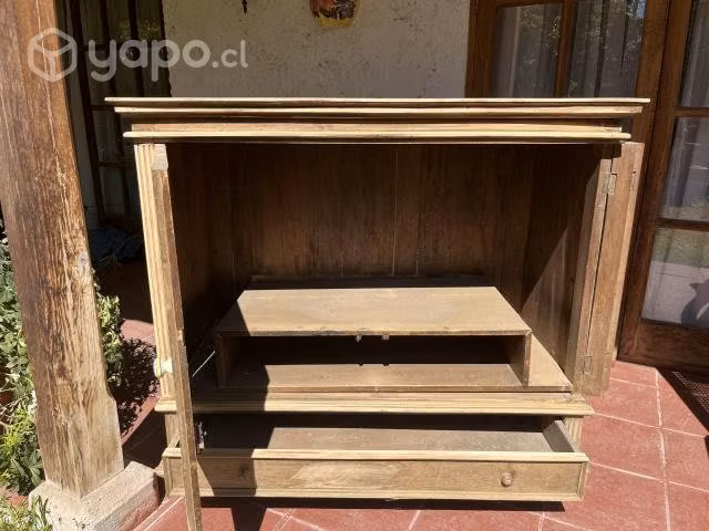 Mueble antiguo para guardar televisor