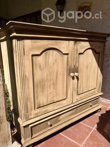 Mueble antiguo para guardar televisor