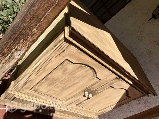 Mueble antiguo para guardar televisor