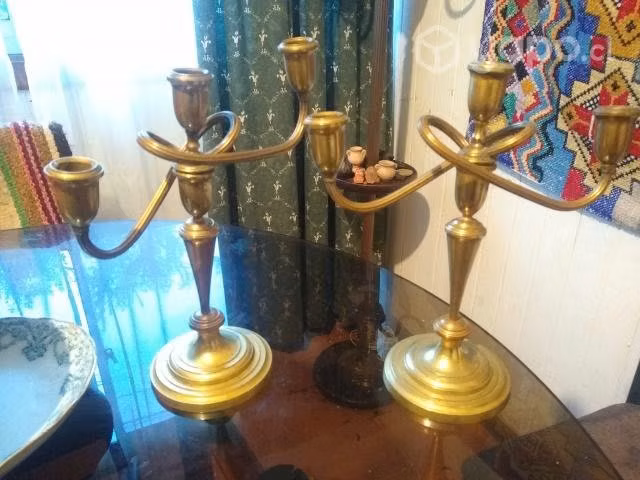 Antiguo par de candelabros coleccionables