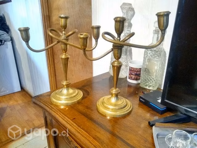 Antiguo par de candelabros coleccionables
