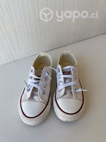 Zapatilla blanca escolar
