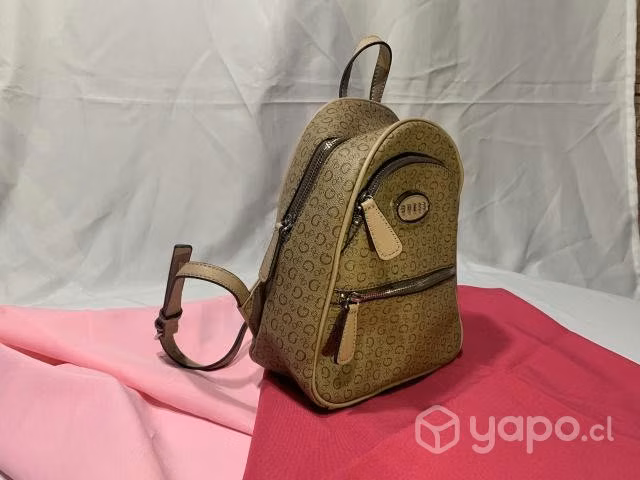 Hermosa mochila Guess