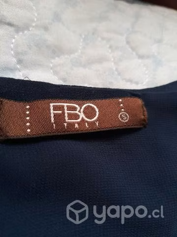 bulto de ropa de dama.