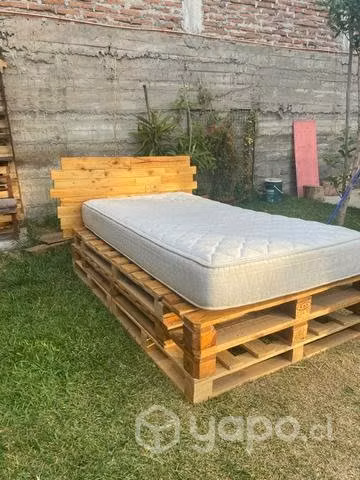 Cama de palets con baúl