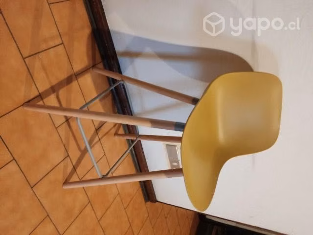 Silla alta con patas de madera