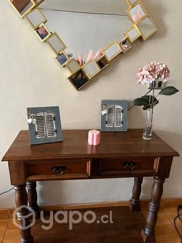 Arrimo de madera, silla de auto, lámpara