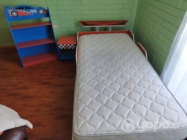 Cama de 1 plaza, velador y repisa