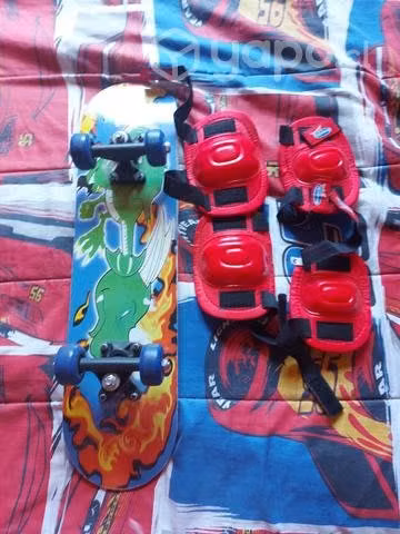 Skate más rodilleras, coderas y un casco - Imagen 2
