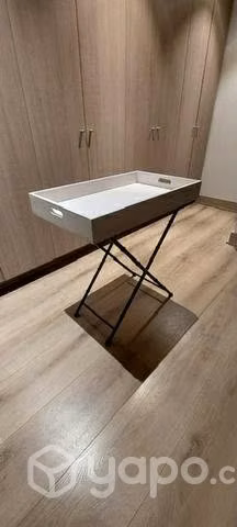 2 Mesas tipo bandeja de cuero beige