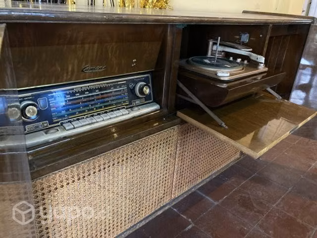 Vitrola con mueble antiguo