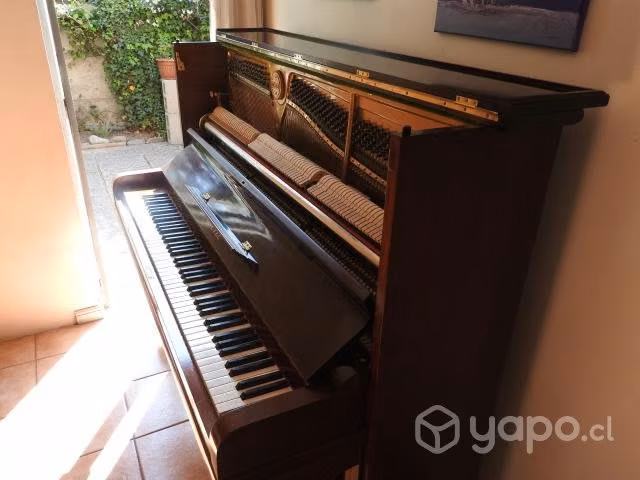 Piano vertical Goetze