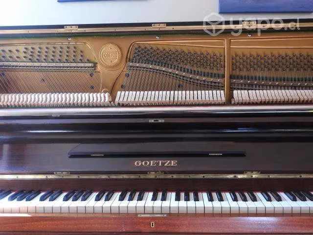 Piano vertical Goetze