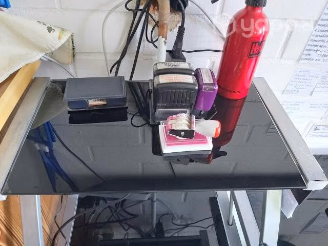 Escritorio moderno impecable - Imagen 3