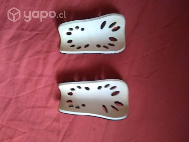 Canilleras y zapatillas de futbol