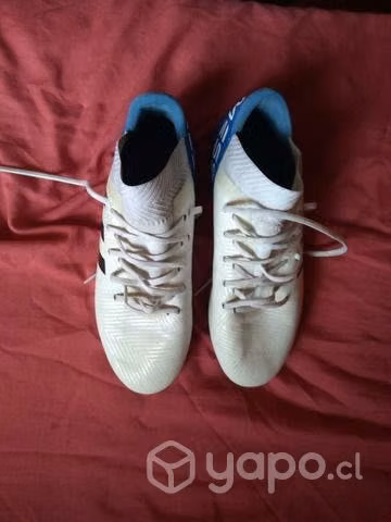 Canilleras y zapatillas de futbol