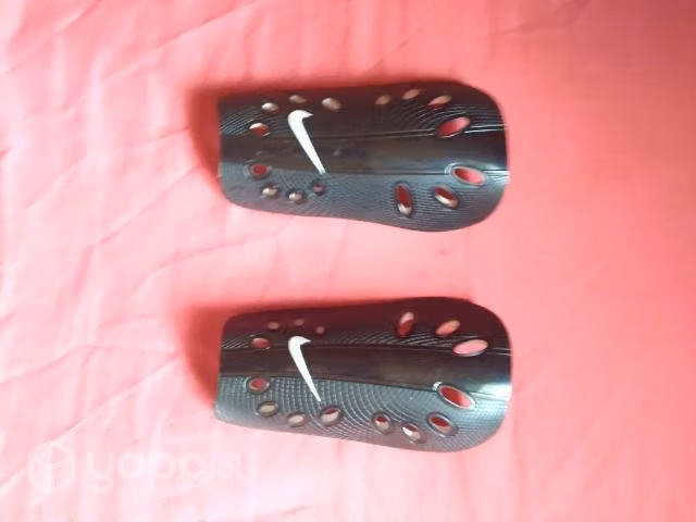 Canilleras y zapatillas de futbol