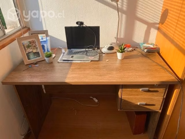 Escritorio con 2 cajones color cafe
