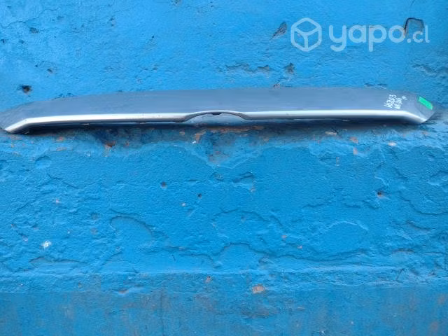 Moldura de mascara mazda 