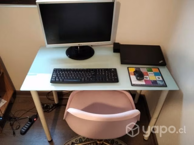 Escritorio de cristal y silla de estudio