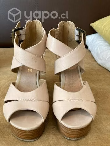 Par de zapatos Aldo