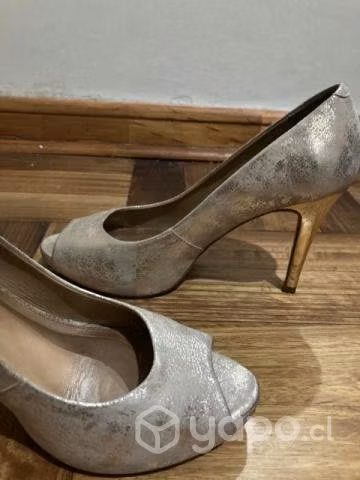 Tacones dorados marca gacel