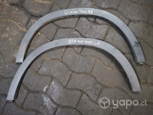Moldura rueda trasera mercedes gla200 2020