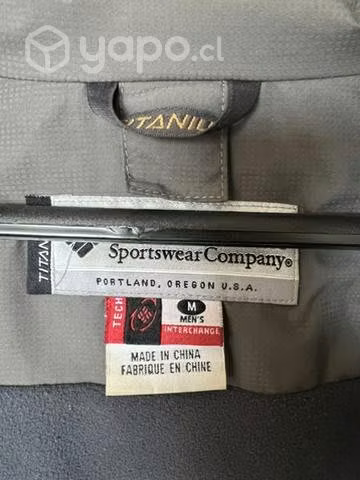 Parca Columbia Titanium M usada con detalle