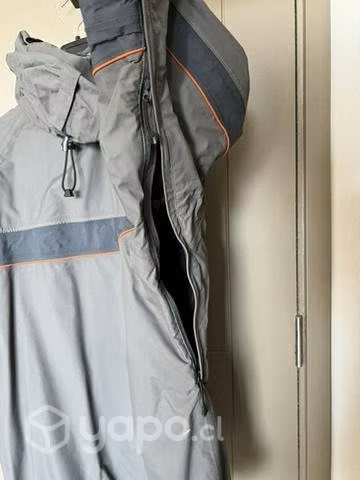 Parca Columbia Titanium M usada con detalle
