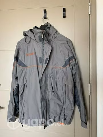 Parca Columbia Titanium M usada con detalle