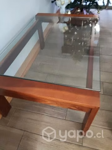 Mesa de centro de madera y vidrio, bien cuidada