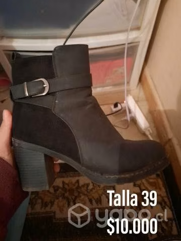 Jeans, botines, poleron, juguete