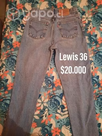 Jeans, botines, poleron, juguete