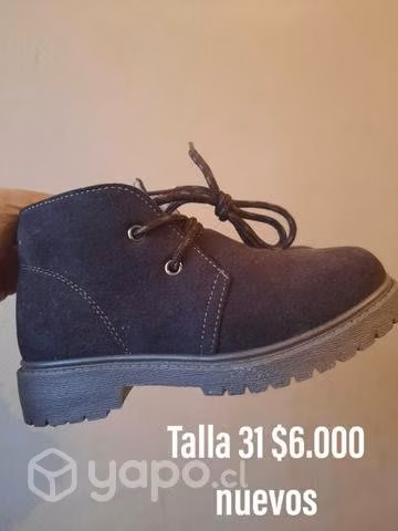 Jeans, botines, poleron, juguete