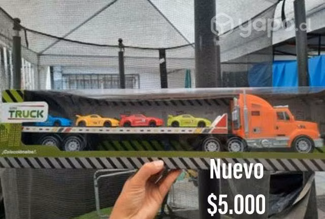 Jeans, botines, poleron, juguete