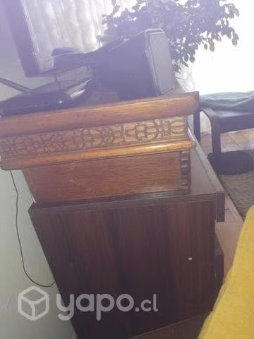 Repisa madera, con detalles de tallado en cajones