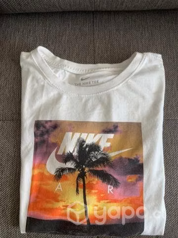 Polera casi nueva Nike talla L
